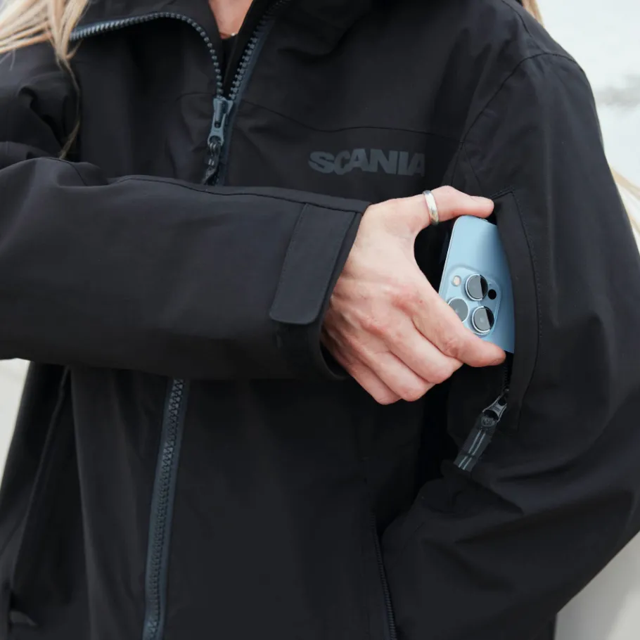 klassisk_svart_parkas_dam_1.webp Scania Jackor & Västar | Klassisk svart parkas – Dam