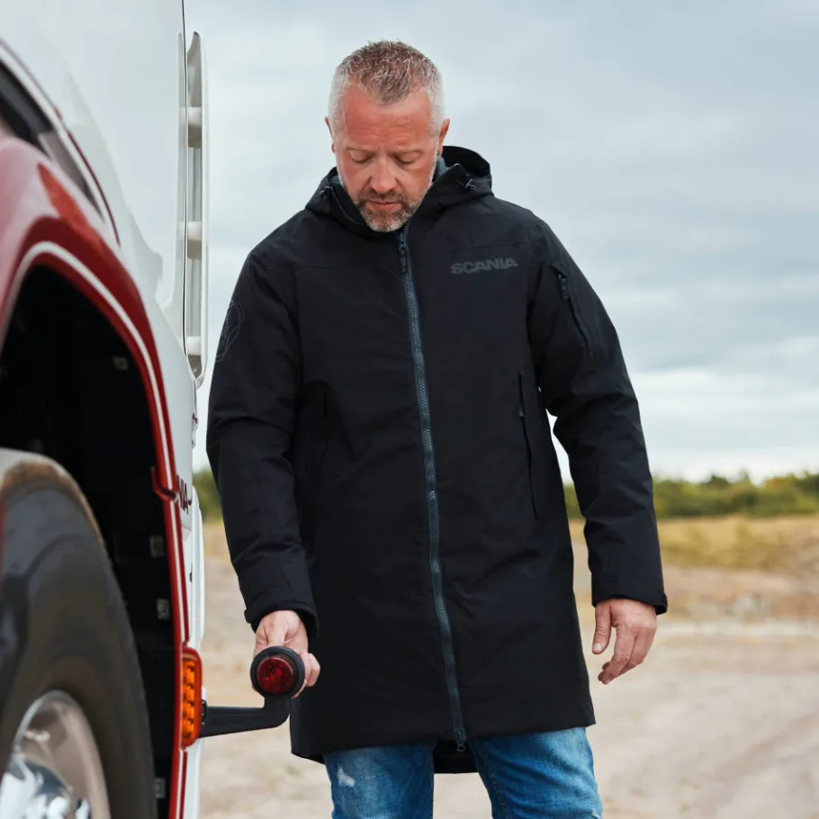 klassisk_svart_parkas_herrr_1.webp Scania Jackor & Västar | Klassisk svart parkas – Herrr