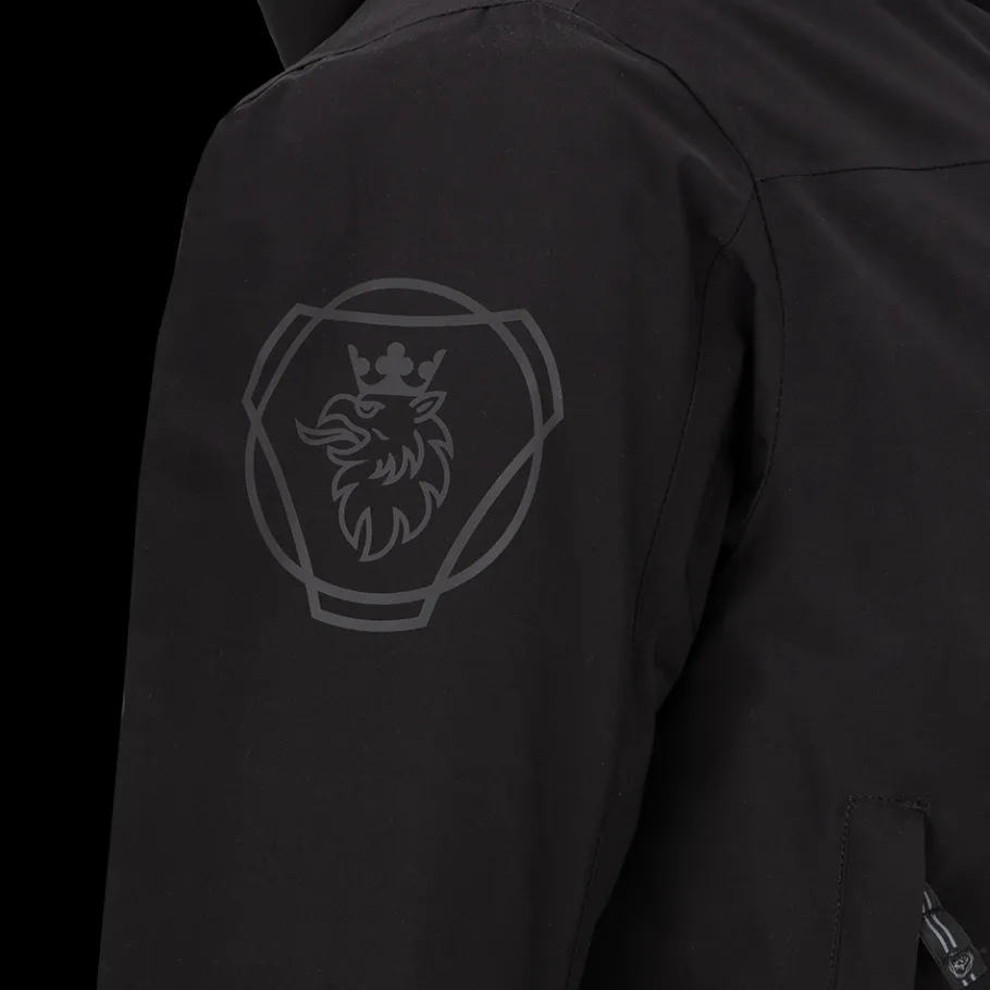 klassisk_svart_parkas_herrr_2.webp Scania Jackor & Västar | Klassisk svart parkas – Herrr