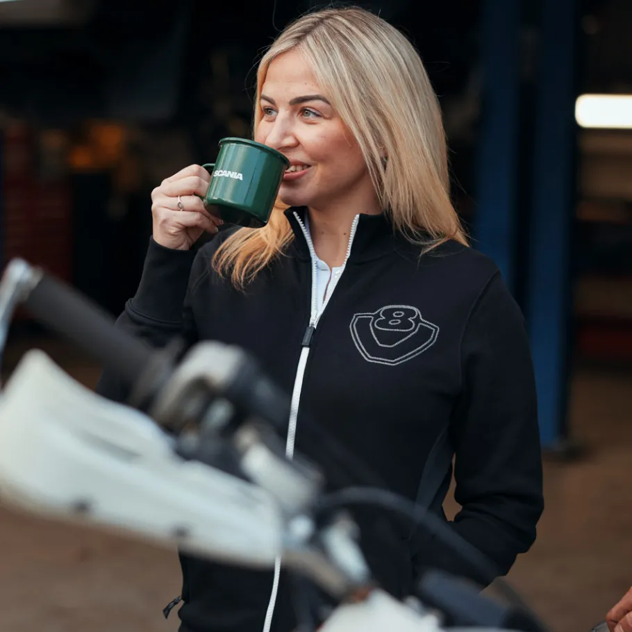 svart_vtrja_duo_med_dragkedja_dam_1.webp Scania Tröjor & Hoodies | Svart V8-tröja ”duo” med dragkedja – dam